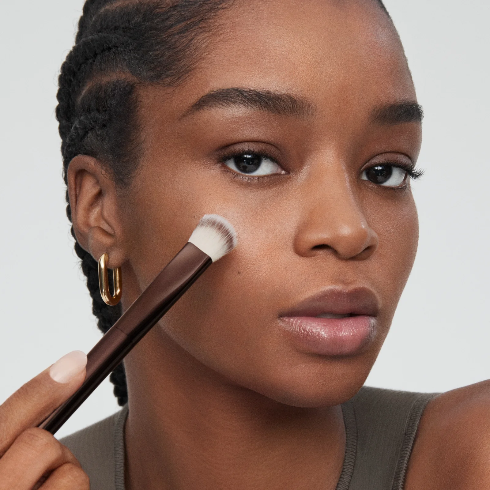 Vanish™ Seamless Finish Concealer Brush - Image 3